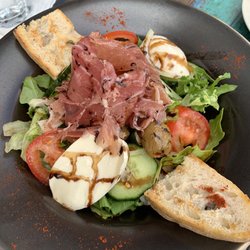 Stor sommerlig salat med parmaskinke.