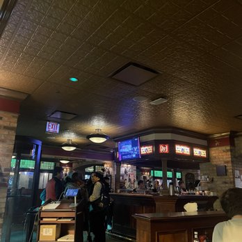 Elephant & Castle - Entrance and the bar. - Pubs Near Me - Chicago, Illinois