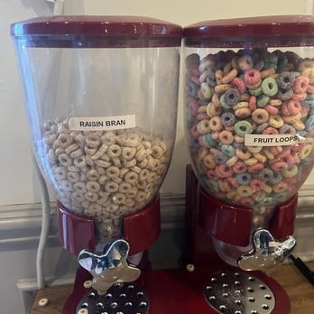 Red Roof Inn Dillon, SC - Breakfast of "Raisin Bran" (cheerios..) and other unhealthy options was dismal - Hotels Near Me - Dillon, South Carolina