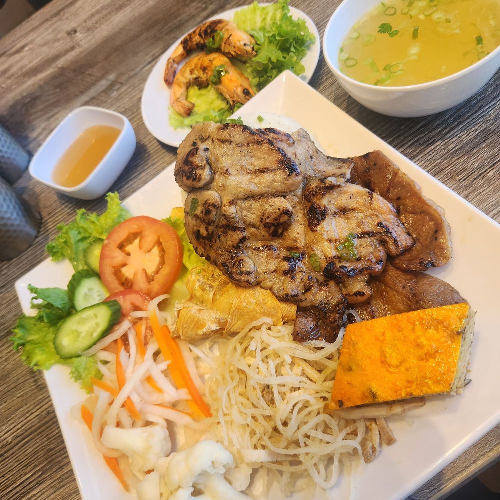 Pho Leo & Grill - Broken rice plate - Vietnamese Near Me - San Diego, California