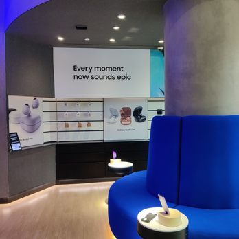 Samsung Experience Store - Inside - Electronics Near Me - Garden City, New York