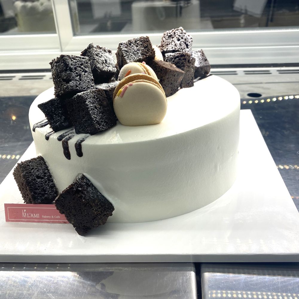 L'AMI Bakery & Cafe - Macaron brownie cake - Bakeries Near Me - Jericho, New York
