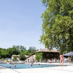 Camping le Moulin - vue sur l'ancien corps de ferme et le platane multi-centenaire