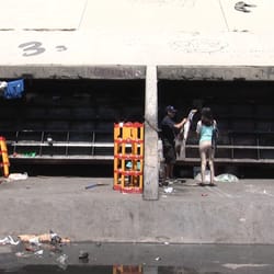 Río Tijuana - Los migrantes hacen casa en las salidas de aguas negras