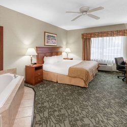Baymont by Wyndham Grand Rapids N/Walker - Guest room