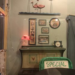Rocket Joes Pizza - Quaint decor