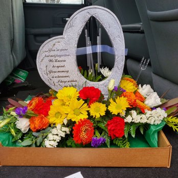 Lutz Flowers - Beautiful flowers and memorial garden stone that has a wind chime - Florists Near Me - Cincinnati, Ohio Lutz Flowers - Beautiful flowers and memorial garden stone that has a wind chime - Florists Near Me - Cincinnati, Ohio