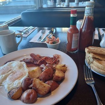 Dorn's Original Breakers Cafe - Dorn's traditional American Breakfast with a Pacific ocean view! - Seafood Near Me - Morro Bay, California