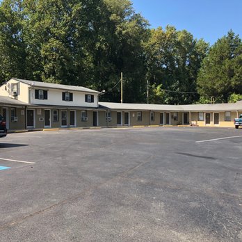 Budget Inn - Outside - Hotels Near Me - Upper Marlboro, Maryland