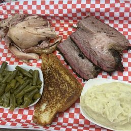 Brisket and pulled chicken with mashed potatoes and green beans Brisket and pulled chicken with mashed potatoes and green beans