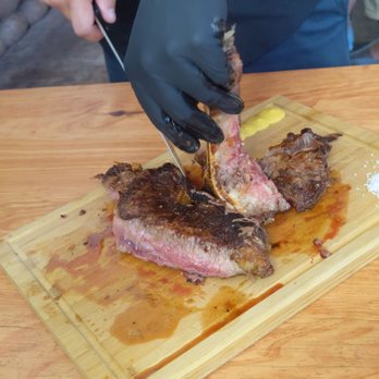 Atalho Real - Skillfully carving the t-bone steak - Burgers Near Me - Lisbon, 11