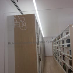 Biblioteca Ángeles Espinosa Yglesias - La entrada a la biblioteca