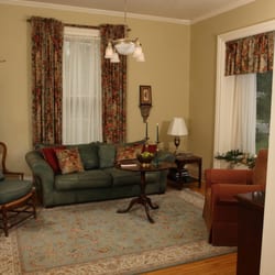 Apple Tree Lane Bed & Breakfast - Enjoy the complimentary wine/cheese welcome in the comfortable Parlor of this B&B.  Perfect space for relaxing & reading too!
