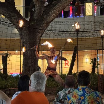 Queens Waikiki Luau - Dinner Theater Near Me - Honolulu, Hawaii Queens Waikiki Luau - Dinner Theater Near Me - Honolulu, Hawaii