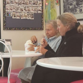 Loard's Ice Cream - Wow, I bet these ladies started young, like when the daughter was 8, if you catch my drift. - Ice Cream & Frozen Yogurt Near Me - Orinda, California