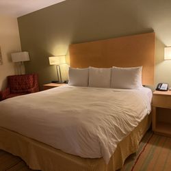 Radisson Hotel Yuma - King bed and pillows were very comfortable