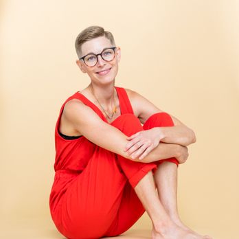 Leandra Blei Photography - Person sits for their personal branding headshot - Session Photography Near Me Leandra Blei Photography - Person sits for their personal branding headshot - Session Photography Near Me