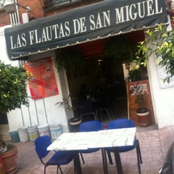 La fachada y la improvisada terraza sobre la banqueta, no estoy muy a favor pero en su defensa es una calle poco transitada