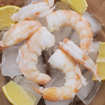 yellow umbrella lobster roll