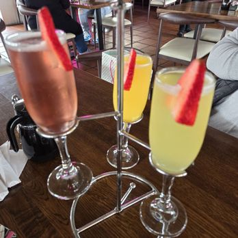 Madres Brunch - Breakfast & Brunch Near Me - Bellflower, California