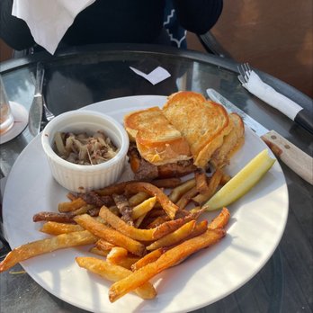 The Shakespeare Arms - Brisket sandwich - British Near Me - Guelph, Ontario