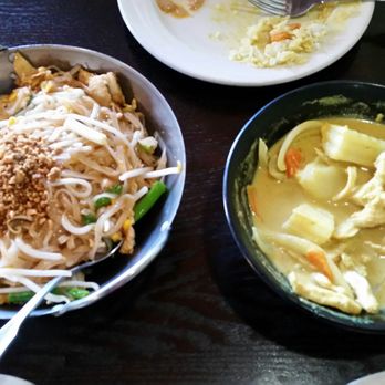 Top Thai - Chicken pad thai and yellow curry with chicken - Thai Near Me - Castro Valley, California Top Thai - Chicken pad thai and yellow curry with chicken - Thai Near Me - Castro Valley, California