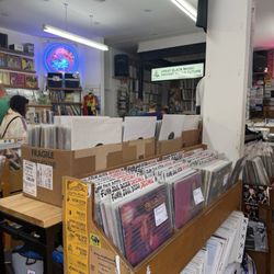 Sounds Of The Universe - Vintage clothing and vinyls