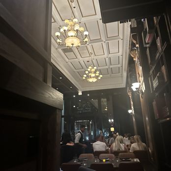 Monarch & Lion - Ambience - British Near Me - Chicago, Illinois