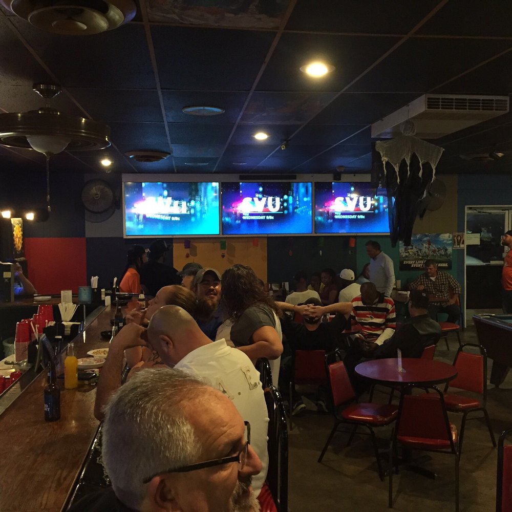 Getaway Sports Bar - a large group of people sitting at the bar - Restaurants Near Me - Memphis, Tennessee Getaway Sports Bar - a large group of people sitting at the bar - Restaurants Near Me - Memphis, Tennessee