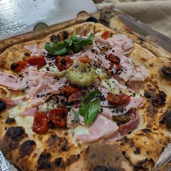 Giotto Pizzeria Firenze - Capricciosa 2.0 (mozzarella cheese, ham, salami, mushroom, artichoke, cherry tomato, basil) €16 - Pizza Near Me - Florence, FI