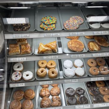 Publix - a variety of donuts in a display case - Grocery Near Me - Naples, Florida Publix - a variety of donuts in a display case - Grocery Near Me - Naples, Florida