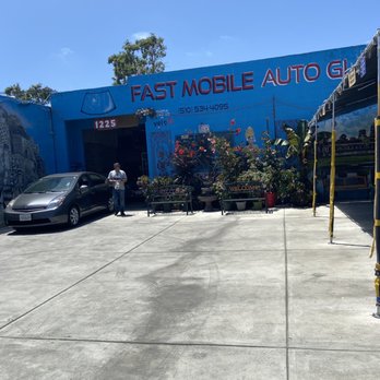 Fast Mobile Auto Glass - Nice mural, birds who eat meat, and flowers! - Auto Glass Services Near Me - Oakland, California Fast Mobile Auto Glass - Nice mural, birds who eat meat, and flowers! - Auto Glass Services Near Me - Oakland, California