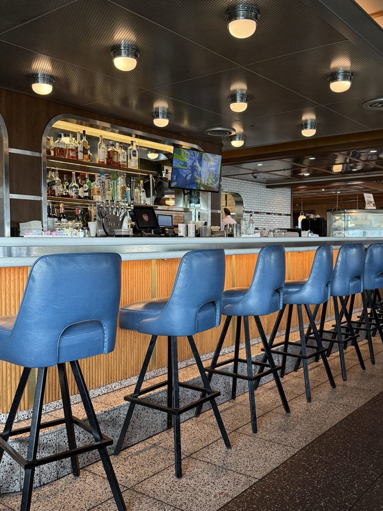Hof's Hut Restaurant & Bakery