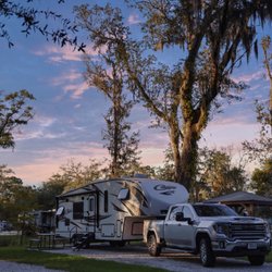 Sunny Oaks RV Park - Premium back-in full hook up rv site