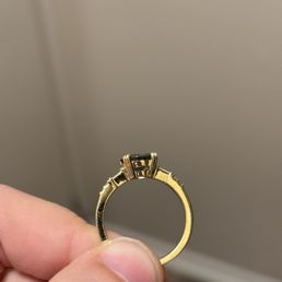 Side view of the setting: half bezel and double prong on center stone Side view of the setting: half bezel and double prong on center stone