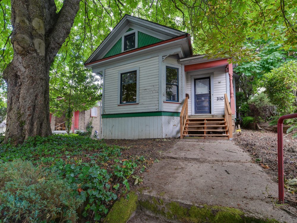 DANIELLE MARTIN HARCOURTS REAL ESTATE Updated April 2024 12550 SE