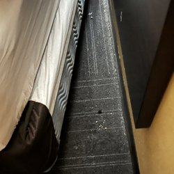 Rodeway Inn - Behind one of the double beds