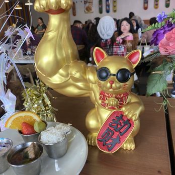 The Hangout - Funny cat mini statue at front - Breakfast & Brunch Near Me - Walnut Creek, California The Hangout - Funny cat mini statue at front - Breakfast & Brunch Near Me - Walnut Creek, California