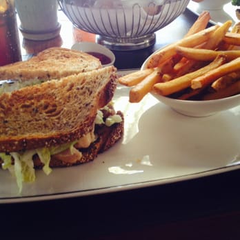 Avalon Grille - Chicken sandwhich with apple slices - New American Near Me - Avalon, California