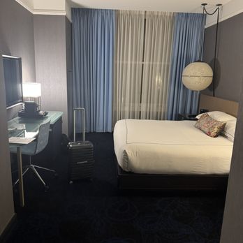 Kimpton Gray Hotel - Bed area (Premium Room, 1 King Bed (Deep Soaking Tub)) - Venues & Event Spaces Near Me - Chicago, Illinois