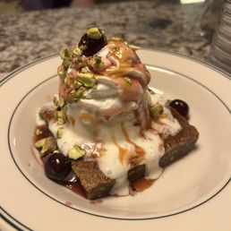 pistachio blondie sundae