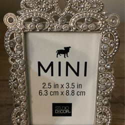 Michaels - I printed out wallet size pix & bought these frames for self & upcoming Mother's Day's gifts, 03.24.2023.