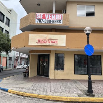 King’s Cream Caguas - Entrada del local frente a la Plaza de Caguas - Ice Cream & Frozen Yogurt Near Me - Caguas, Puerto Rico