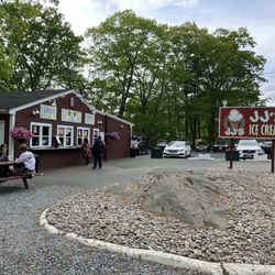 JJ's Ice Cream - Outdoor patio area