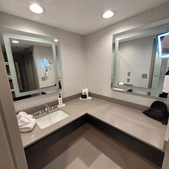 Crowne Plaza Providence-Warwick - Sink - Hotels Near Me - Warwick, Rhode Island