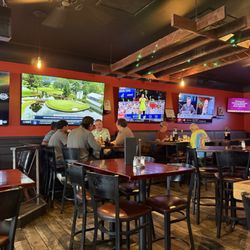 Oakwood Bar & Grill - Bar area