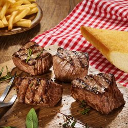 BLOCK HOUSE Eberhardstraße - LUNCH TIME! Vier kleine Rindersteaks mit Pommes und BLOCK HOUSE Brot.