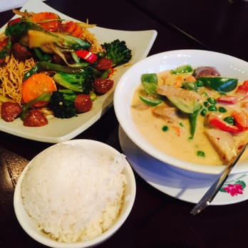 Square Lotus - Beef Egg Fried Noodles (Veg) + Lotus Curry Chicken (Veg), Delicious! - Vietnamese Near Me - Bellevue, Washington