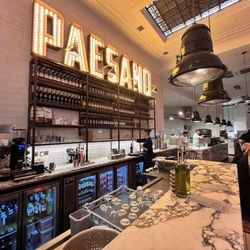 Paesano Pizza - Bar area