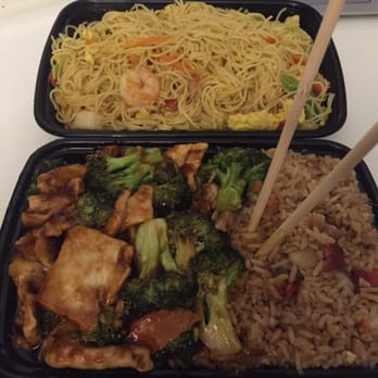Li's Garden - Singapore Mei Fun on top and chicken with broccoli and garlic sauce combination platter below. - Chinese Near Me - Longwood, Florida Li's Garden - Singapore Mei Fun on top and chicken with broccoli and garlic sauce combination platter below. - Chinese Near Me - Longwood, Florida